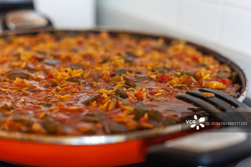 西班牙海鲜饭（鸡肉蔬菜米饭）的特写镜头图片素材