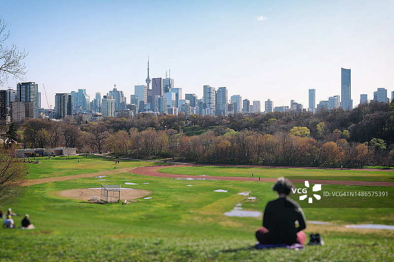 多伦多街区公园的春季冥想图片素材