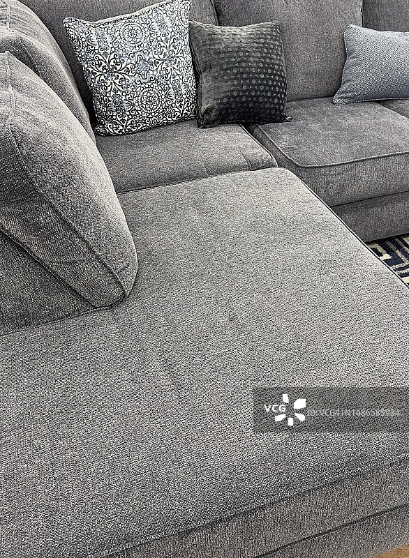 沙发上蓬松的靠垫图片素材