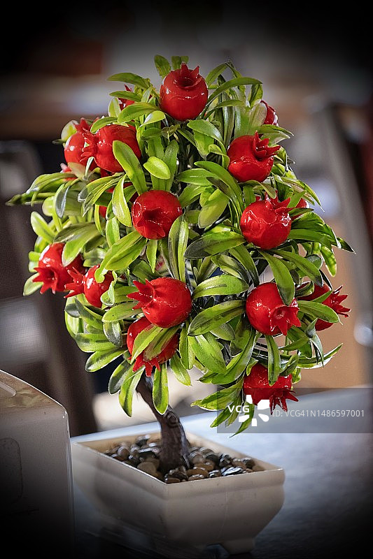 带有水果的小型塑料树装饰品图片素材