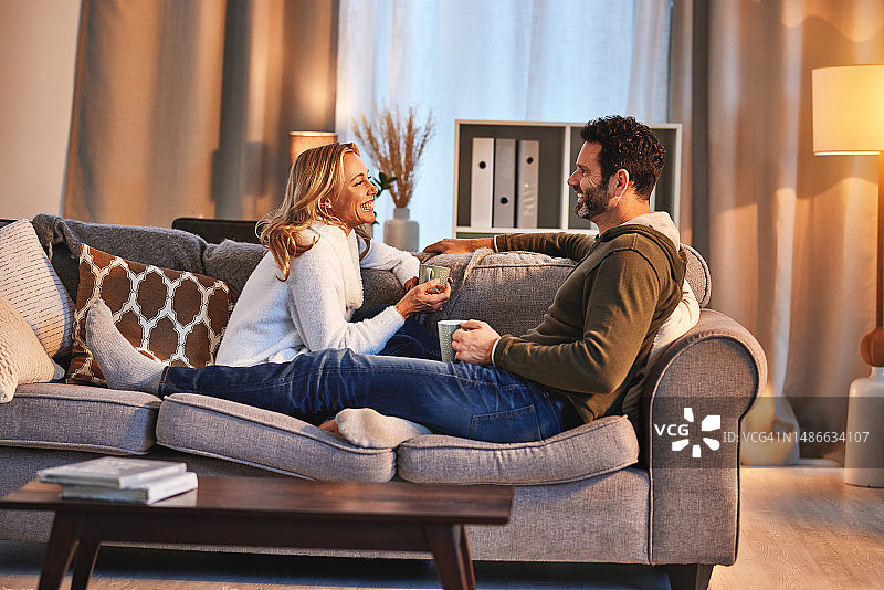 周末居家情侣在客厅喝咖啡聊天图片素材