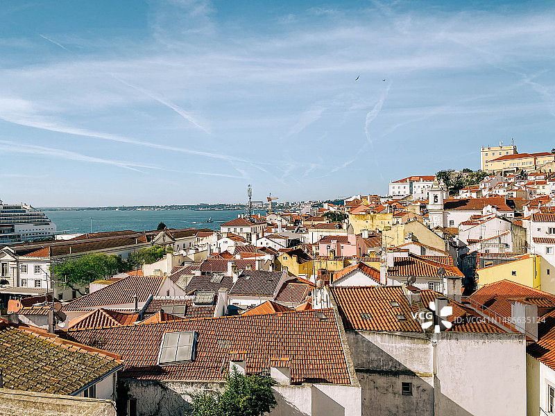 里斯本的清晨景色：阿尔法玛区和塔霍河图片素材