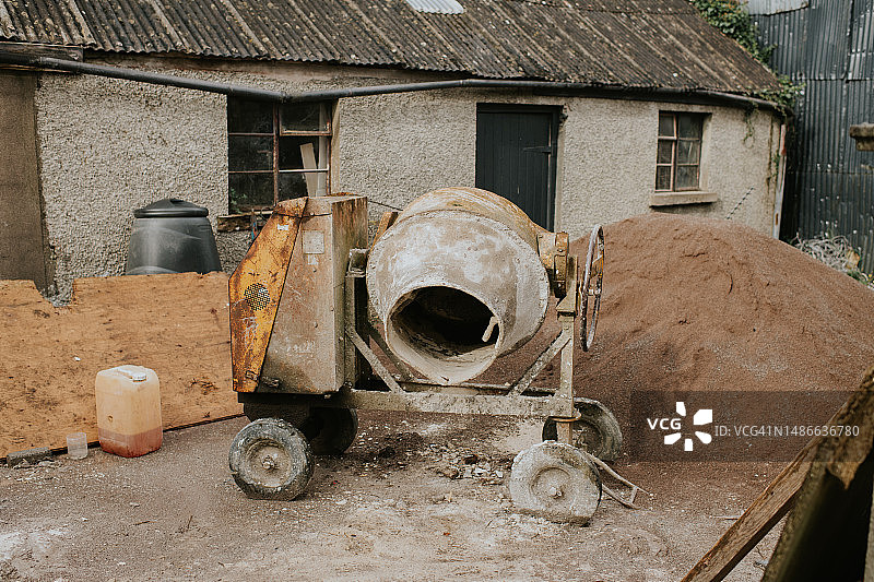 建筑工地外的工业水泥搅拌机图片素材