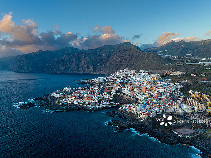 西班牙特内里费岛洛斯吉甘特斯度假村和酒店日落航拍景色图片素材