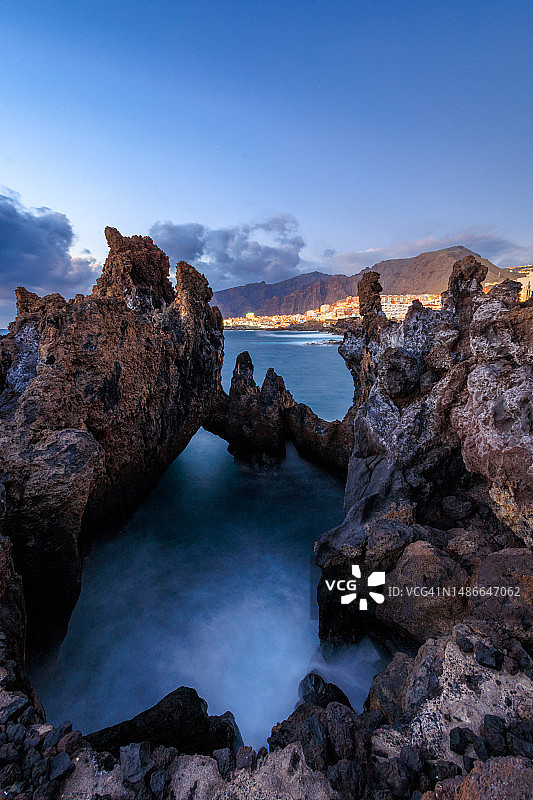 特内里费岛巨人镇，瓦卡洞穴岩石池中的波浪图片素材