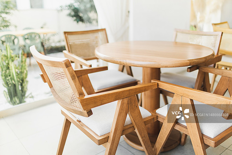 时尚的现代木制家具：圆桌和椅子图片素材