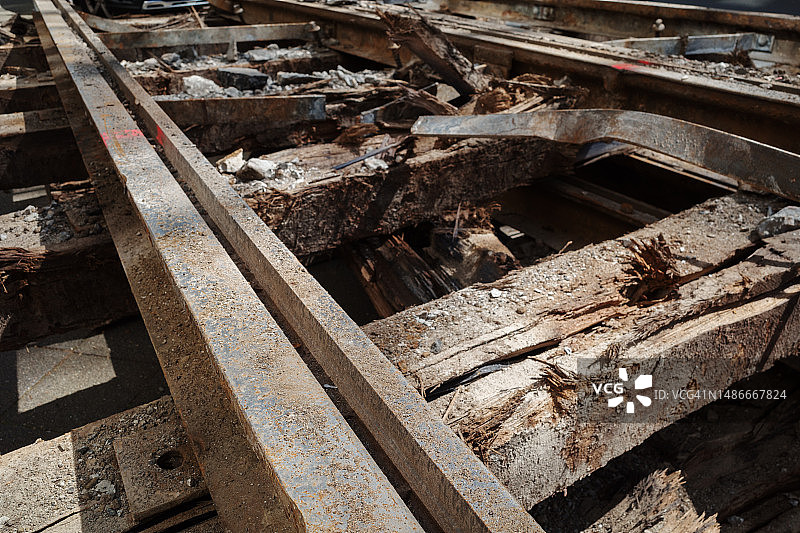 旧木铁路轨枕上的铁路轨道拆除细节图片素材