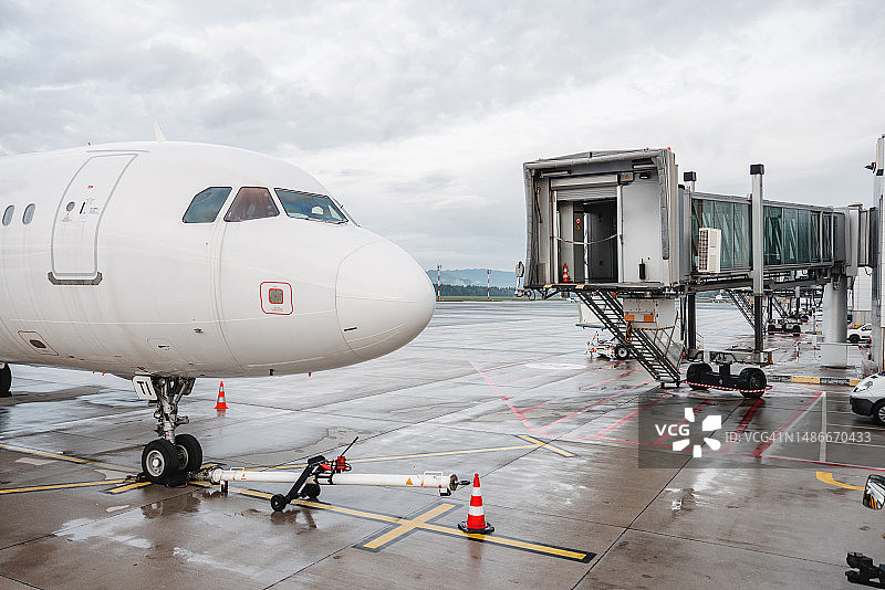 机场内飞机起飞前的准备图片素材