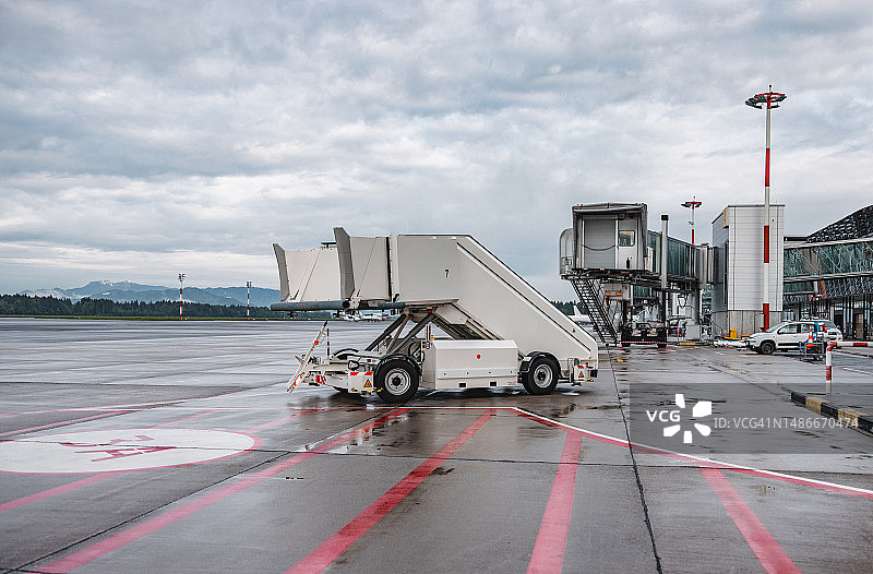 白色飞机舷梯在机场图片素材