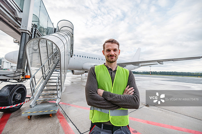 在机场户外站立的白人 работник图片素材