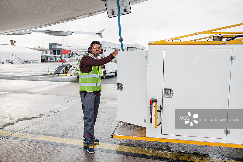 飞机机械师在飞行前检查喷气式飞机图片素材