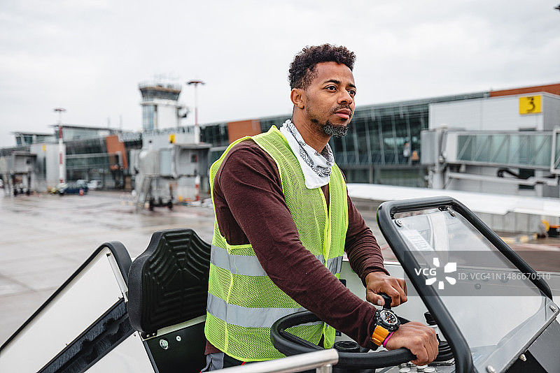 机场车辆中的男性工作人员肖像图片素材