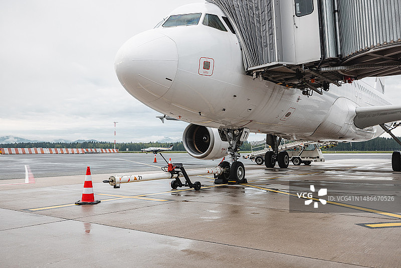 在舷梯的客机与牵引杆图片素材