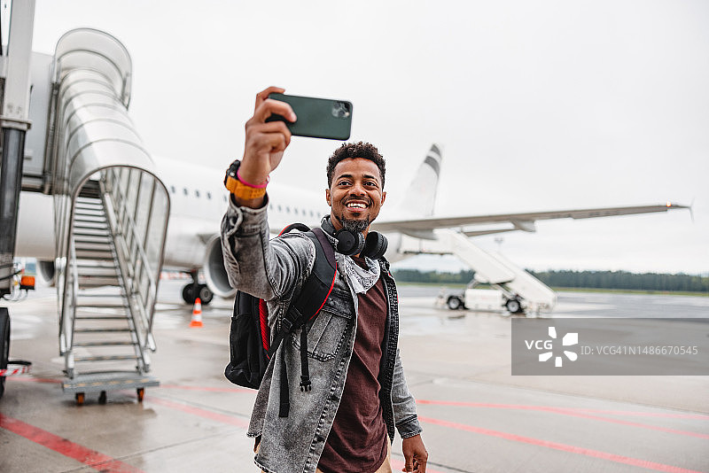 黑人男人在飞机前自拍图片素材
