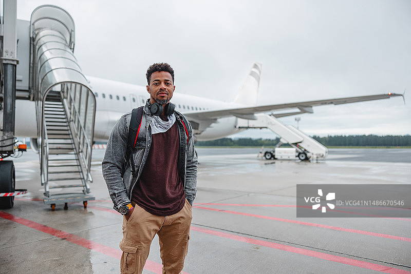 飞机前的男性游客肖像图片素材