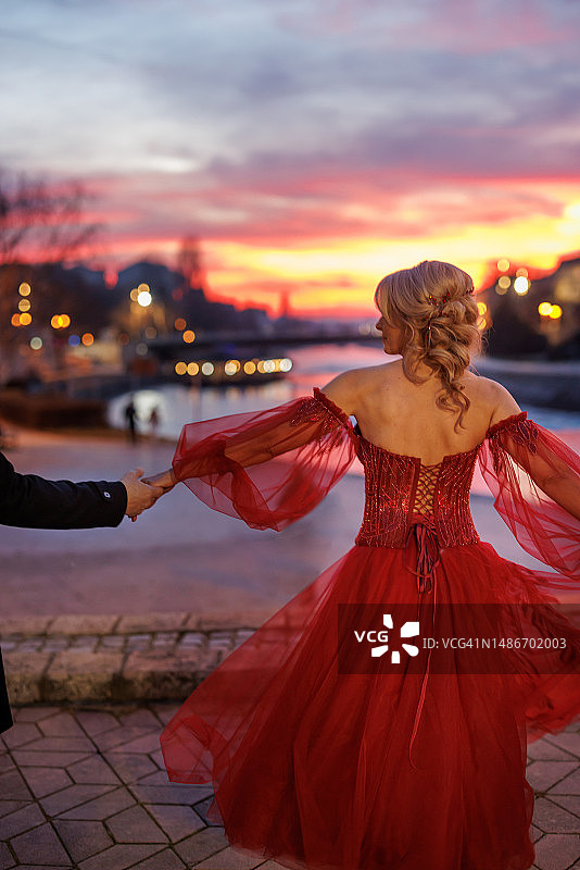 在城市码头上伴着美丽的日落跳舞的浪漫中年夫妇图片素材