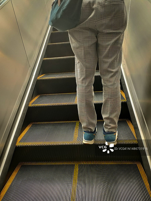 乘坐自动扶梯图片素材