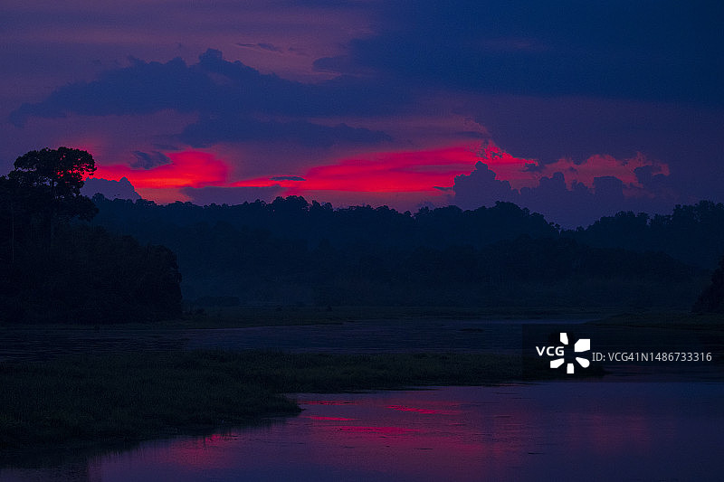 日落时的鳄鱼湖图片素材