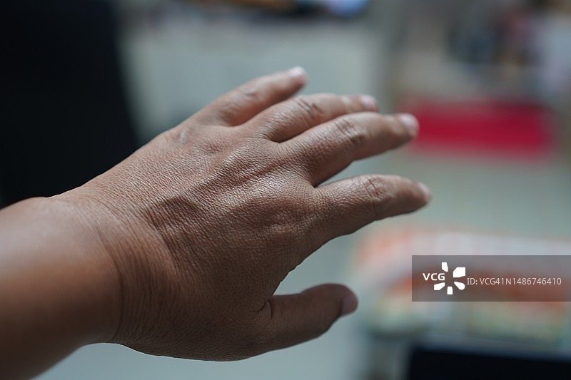 特写：亚洲女性的手展示数字五，手掌在后，在白色背景上复制空间符号语言图片素材