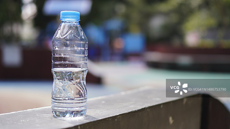 公园里的水瓶特写图片素材
