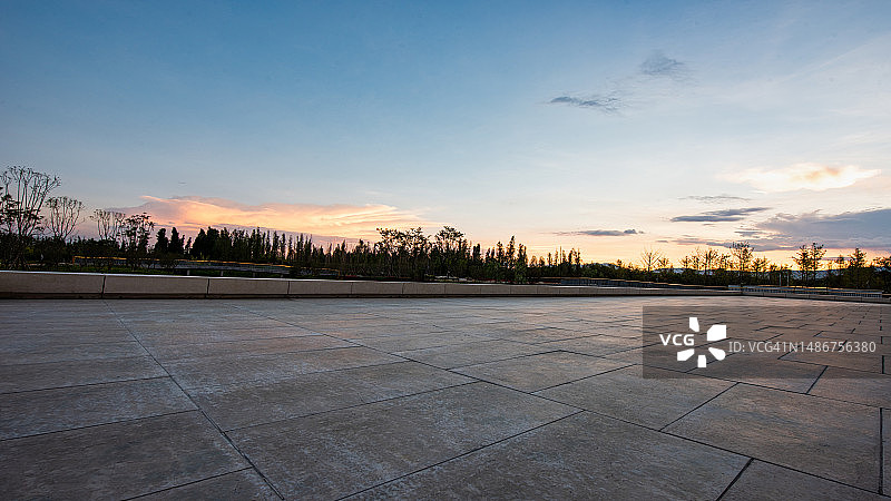 2023年4月23日，中国云南省昆明市，现代城市建筑利用节能技术种植绿色植物图片素材