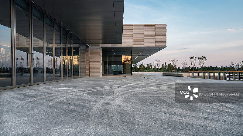 2023年4月23日，中国云南省昆明市，现代城市建筑利用节能技术种植绿色植物图片素材