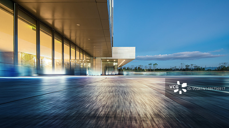 2023年4月23日，中国云南省昆明市，现代城市建筑利用节能技术种植绿色植物图片素材