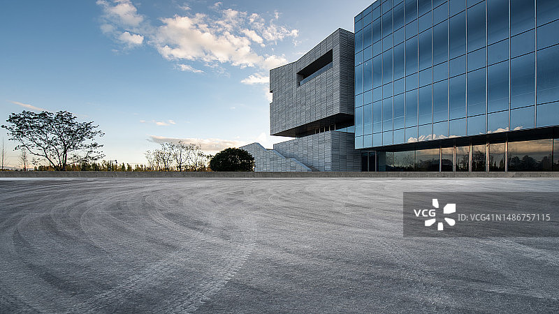 2023年4月23日，中国云南省昆明市，现代城市建筑利用节能技术种植绿色植物图片素材