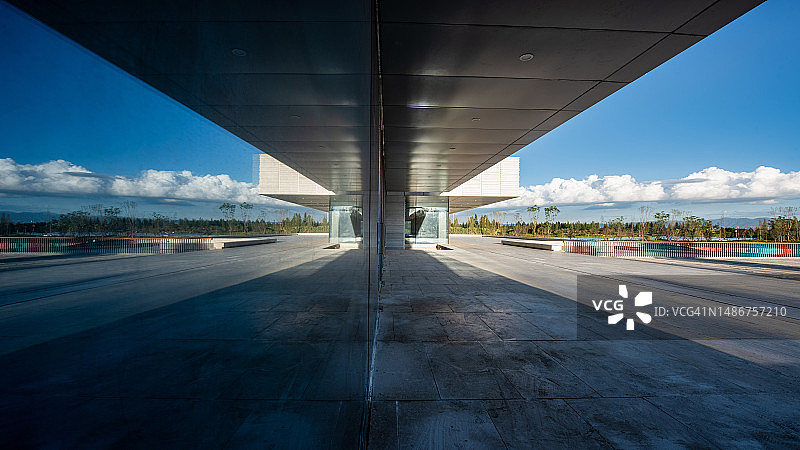 2023年4月23日，中国云南省昆明市，现代城市建筑利用节能技术种植绿色植物图片素材