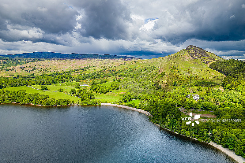 苏格兰洛蒙德湖畔巴尔马哈村庄附近的“圆锥山”航拍图片素材
