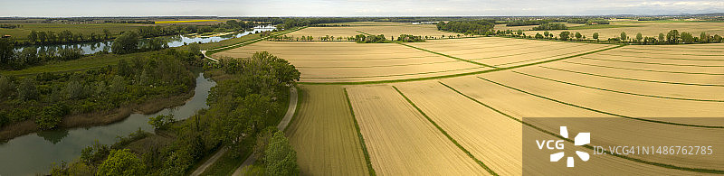 农业区宽广全景，含田野和灌溉系统图片素材