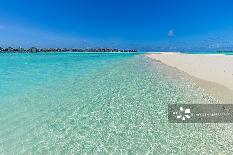 最佳热带海滩风光：夏季海岸、度假胜地、棕榈树、白沙、晴朗的天空、自由旅行、迷人的泻湖、天堂般的海岸自然景观、美丽的海滩图片素材