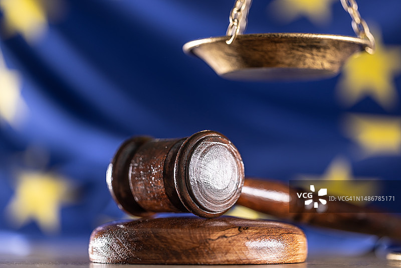 法律与秩序：木槌和天平，欧盟旗帜背景图片素材