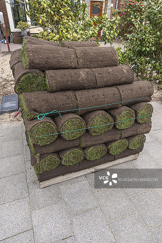 木制托盘上的草席卷图片素材