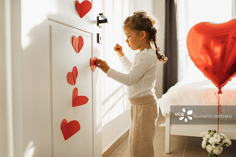 小女儿为母亲节制作礼物和惊喜图片素材