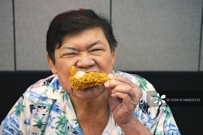 男人吃炸鸡图片素材