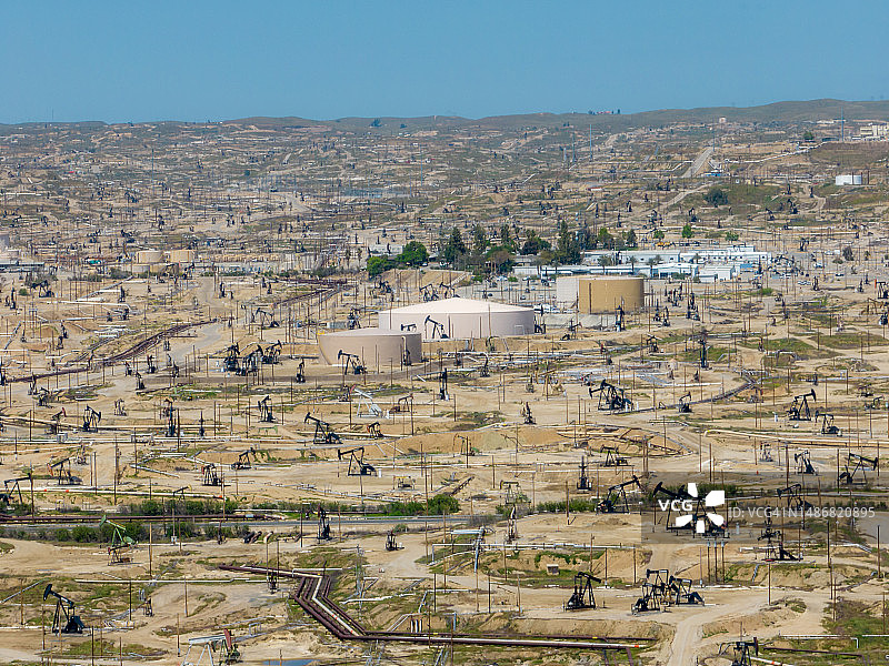 航拍美国加利福尼亚州克恩县石油城的抽油机图片素材