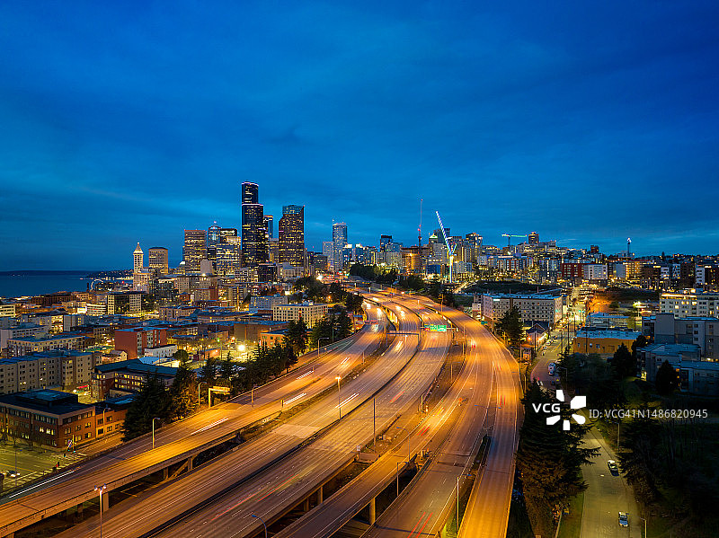 华盛顿州西雅图市中心黄昏航拍：I-5和I-90州际公路的繁忙交通图片素材