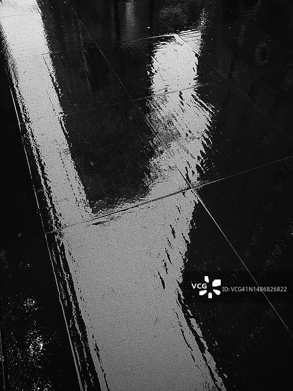 纽约曼哈顿雨后人行道上反射的摩天大楼和建筑物图片素材
