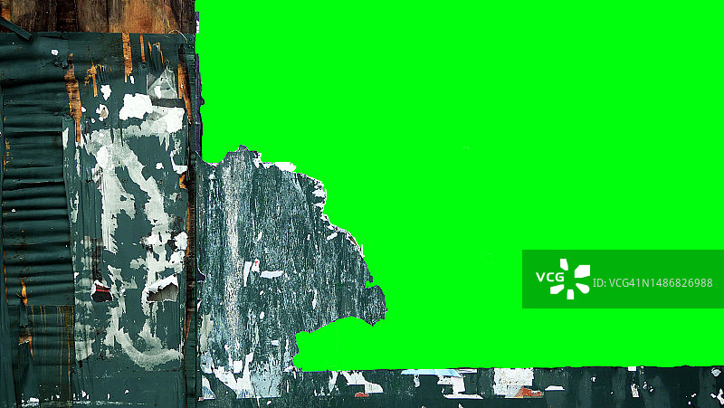 美国纽约曼哈顿的绿色背景,绘有涂漆、有绿锈且损坏的木板,上面有撕毁和剥落的海报图片素材