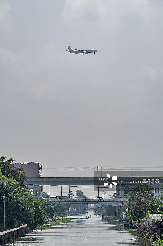 飞机飞越泰国曼谷图片素材