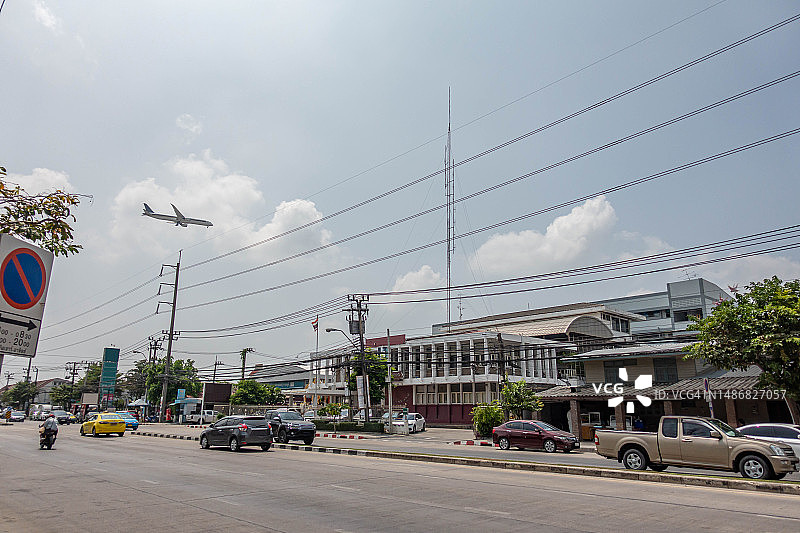 飞机飞越泰国曼谷图片素材