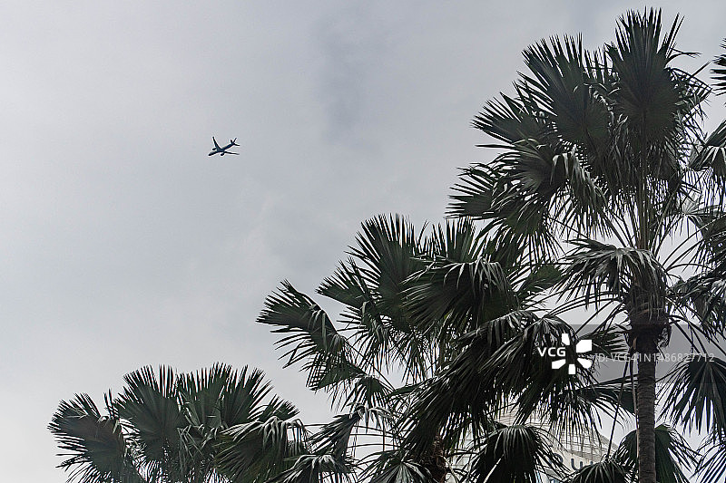 飞机飞越泰国曼谷图片素材