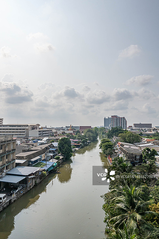 泰国沙没巴干府河畔住宅区图片素材