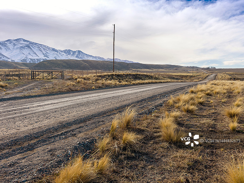 通往安第斯山脉的笔直道路图片素材