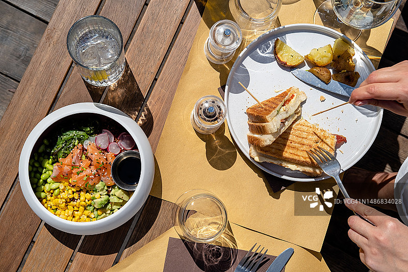 不同的午餐菜肴：三文鱼三明治、炸土豆和三文鱼毛豆盖饭图片素材