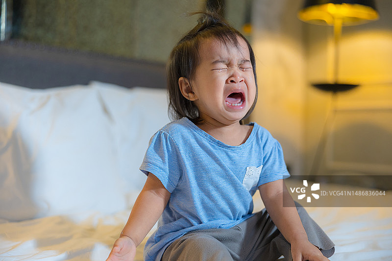 亚洲女孩在床上哭泣图片素材