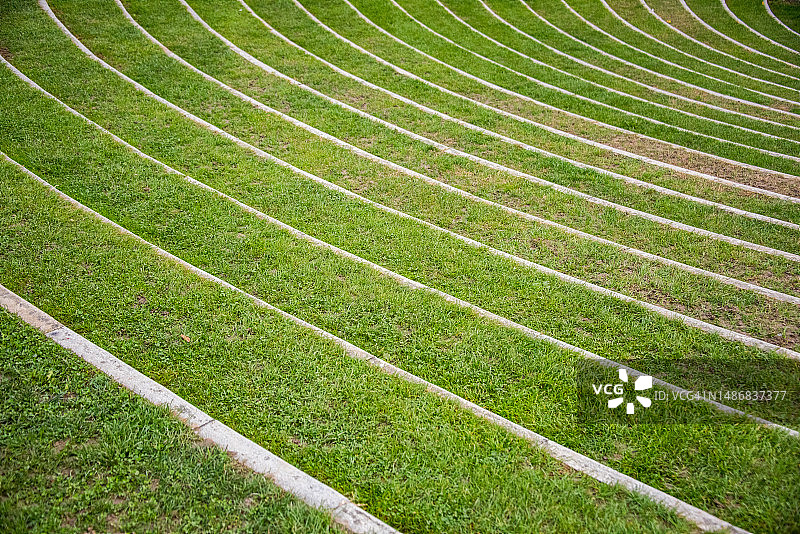 意大利皮埃蒙特 Monforte d’Alba Horszowski 礼堂的草地台阶图片素材