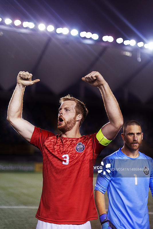 欣喜的男足球运动员欢呼雀跃图片素材