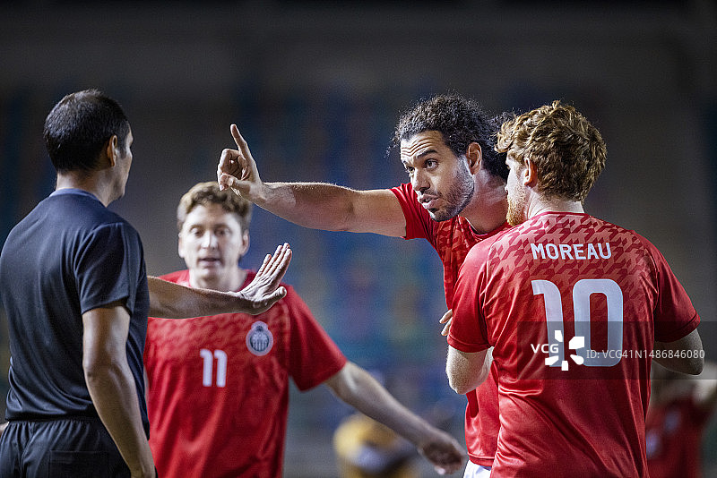 傲慢的成年男性足球运动员图片素材